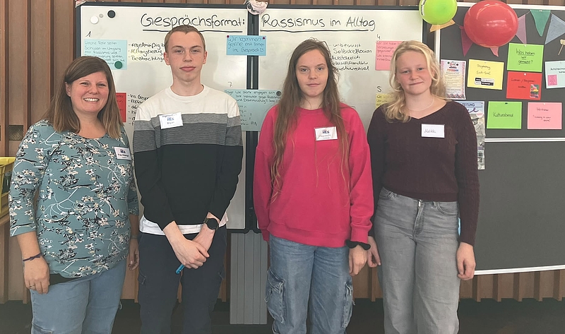 Mitglieder der Courage AG auf der Stadtteilkonferenz 2026; v.l.n.r. Frau Hidalgo, Bryan, Hannah und Matilda